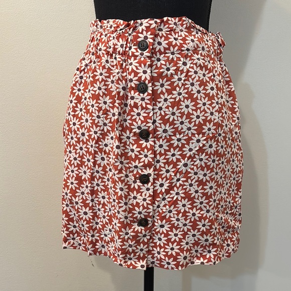 Madewell Dresses & Skirts - Madewell Women’s High Elastic Waist Skirt Size S with Flowers and‎ Buttons
